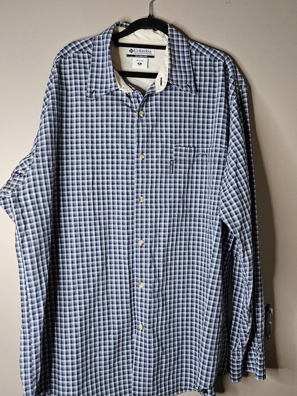 Columbia Men's Navy and White Plaid Long-Sleeve Button-Up Shirt Size XL Ptp 26.5